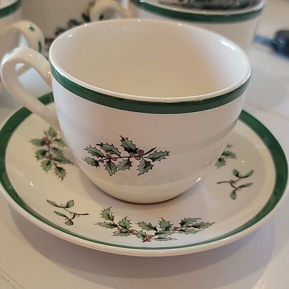 Vintage Spode Christmas tea cups/saucers 7oz. Set of 6 - Picture 3 of 9